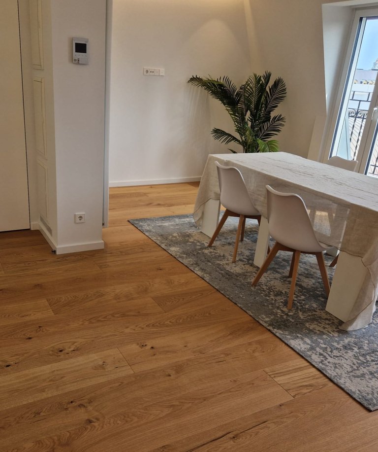 Lejligheden i Calle Urbieta tilbyder sine beboere et luksuriøst liv i rum, der heller ikke efter saneringen har mistet noget af deres charme.