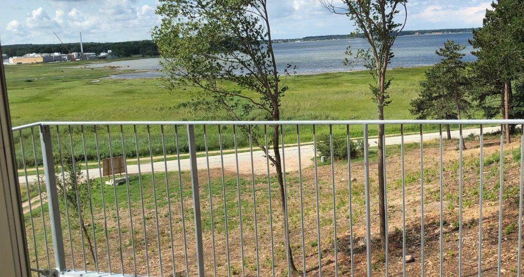 Seniorboligerne på Thorstedlund Strandvej ligger idyllisk direkte ved Roskilde Fjord og ligger midt i en charmerende vegetation.