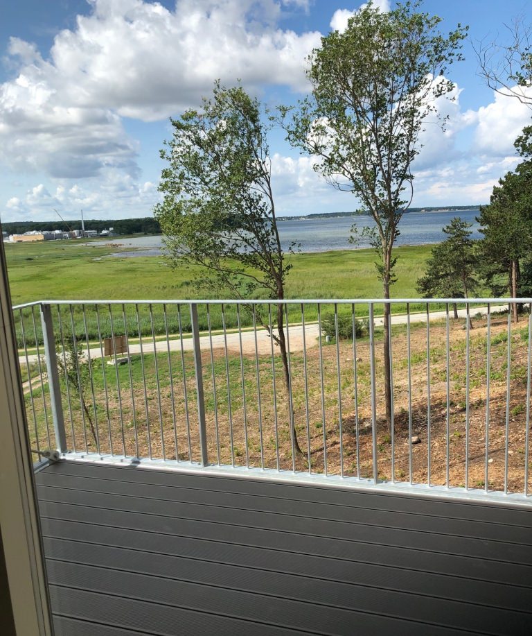 Seniorboligerne på Thorstedlund Strandvej ligger idyllisk direkte ved Roskilde Fjord og ligger midt i en charmerende vegetation.