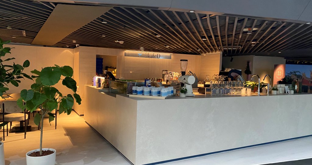 Kaffebaren er en rolig oase. HARO TRITTY 100 laminatgulvet i varianten eg Emilia passer fremragende til caféens indretning og sørger for en venlig atmosfære.