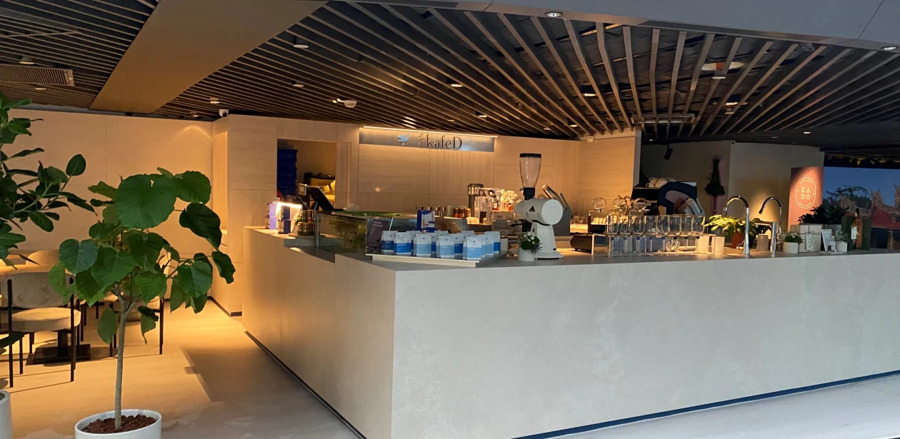 Kaffebaren er en rolig oase. HARO TRITTY 100 laminatgulvet i varianten eg Emilia passer fremragende til caféens indretning og sørger for en venlig atmosfære.