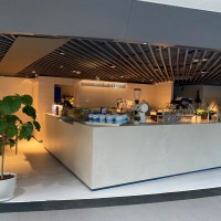 Kaffebaren er en rolig oase. HARO TRITTY 100 laminatgulvet i varianten eg Emilia passer fremragende til caféens indretning og sørger for en venlig atmosfære.