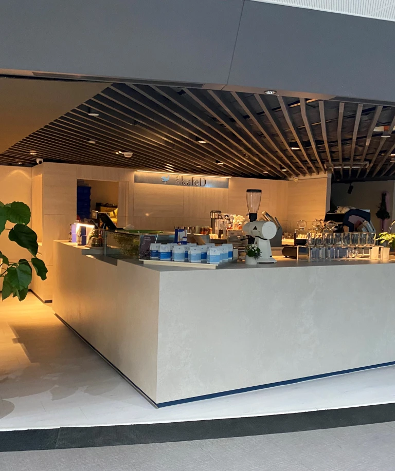 Kaffebaren er en rolig oase. HARO TRITTY 100 laminatgulvet i varianten eg Emilia passer fremragende til caféens indretning og sørger for en venlig atmosfære.