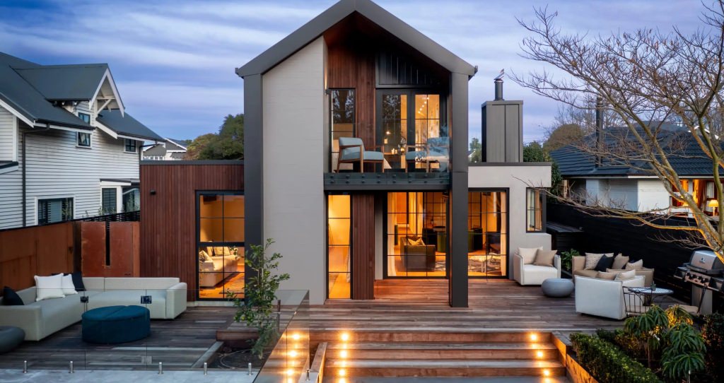 Det er lykkes for arkitekterne at bibeholde den oprindelige grundplan og haveanlægget for villaen fra det forrige århundrede.