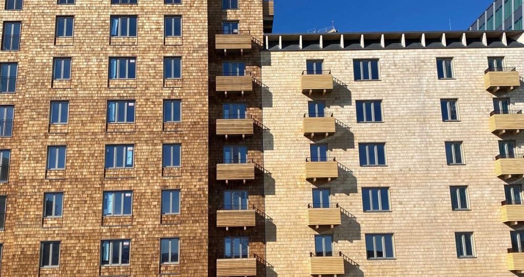 Der Komplex Cederhusen in Stockholm umfasst insgesamt 4 mehrgeschossige Hochhäuser in Massivholzbauweise mit insgesamt 234 Wohnheinheiten.