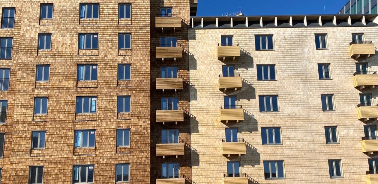 Der Komplex Cederhusen in Stockholm umfasst insgesamt 4 mehrgeschossige Hochhäuser in Massivholzbauweise mit insgesamt 234 Wohnheinheiten.