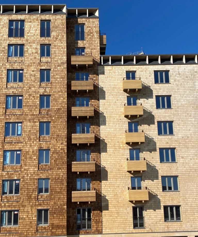 Der Komplex Cederhusen in Stockholm umfasst insgesamt 4 mehrgeschossige Hochhäuser in Massivholzbauweise mit insgesamt 234 Wohnheinheiten.