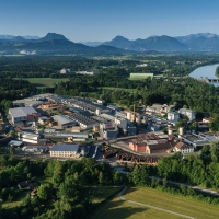 Vista aérea de todo el recinto de la empresa Hamberger, captada desde una perspectiva cenital con dron; se observan naves de producción, edificios administrativos, zonas de aparcamiento y áreas verdes circundantes a la luz del día.