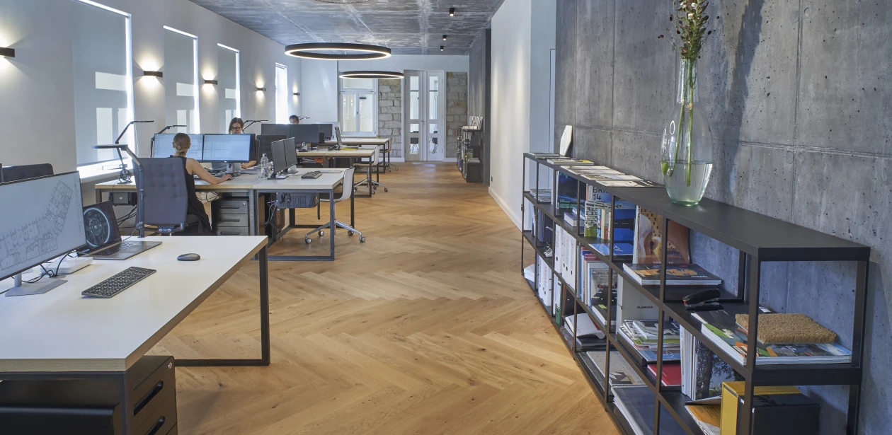 De store kontorlokaler er imponerende med det flotte miks af materialer som træ, beton og teglmurværk.