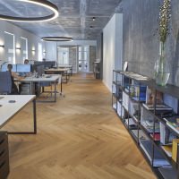 De store kontorlokaler er imponerende med det flotte miks af materialer som træ, beton og teglmurværk.