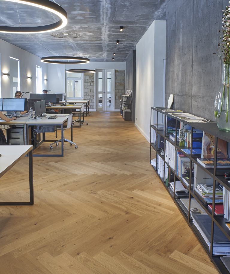 De store kontorlokaler er imponerende med det flotte miks af materialer som træ, beton og teglmurværk.