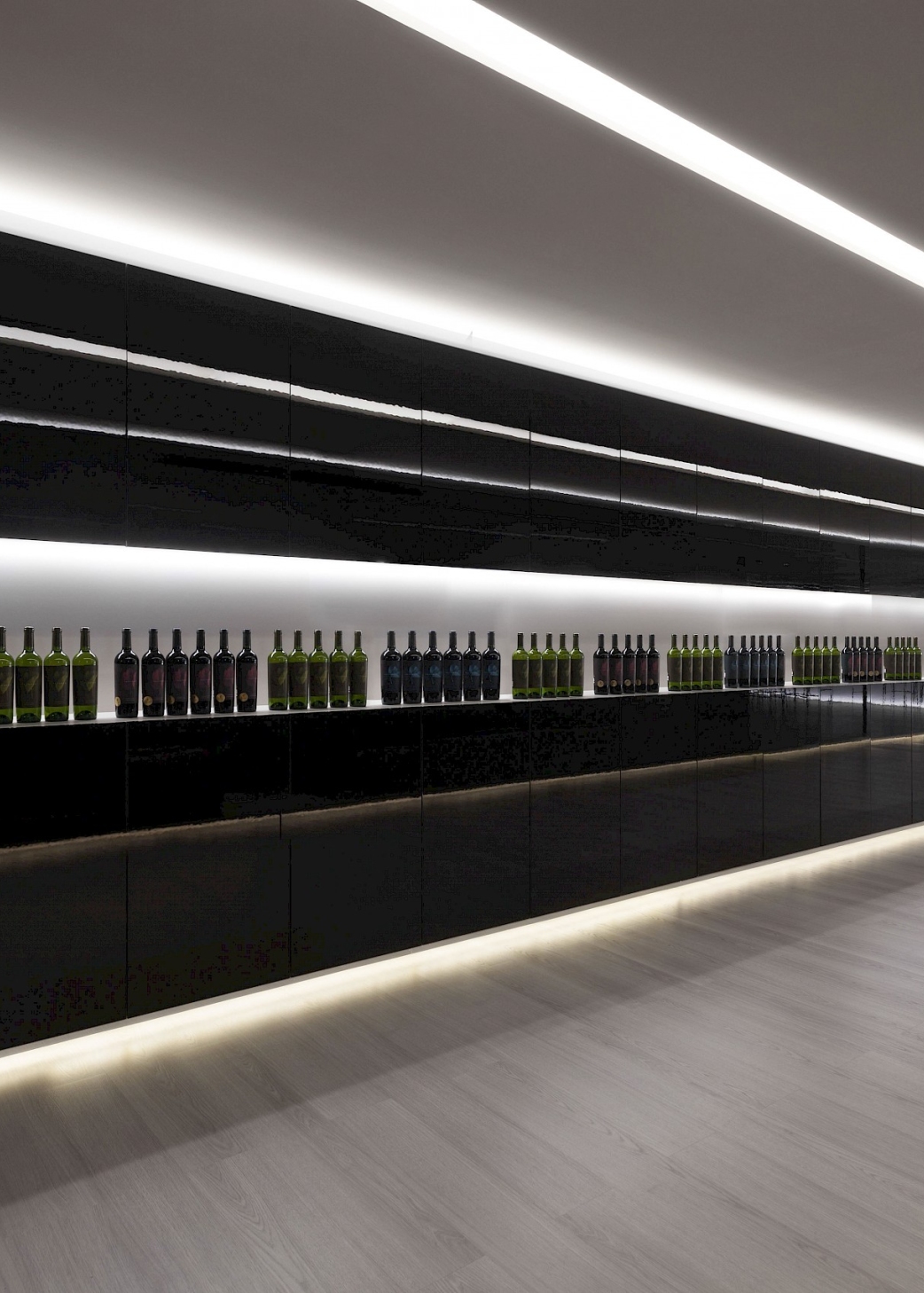 Le concept du Vegamar Wine Shop de Valence : des vins raffinés exposés tels des œuvres d’art.