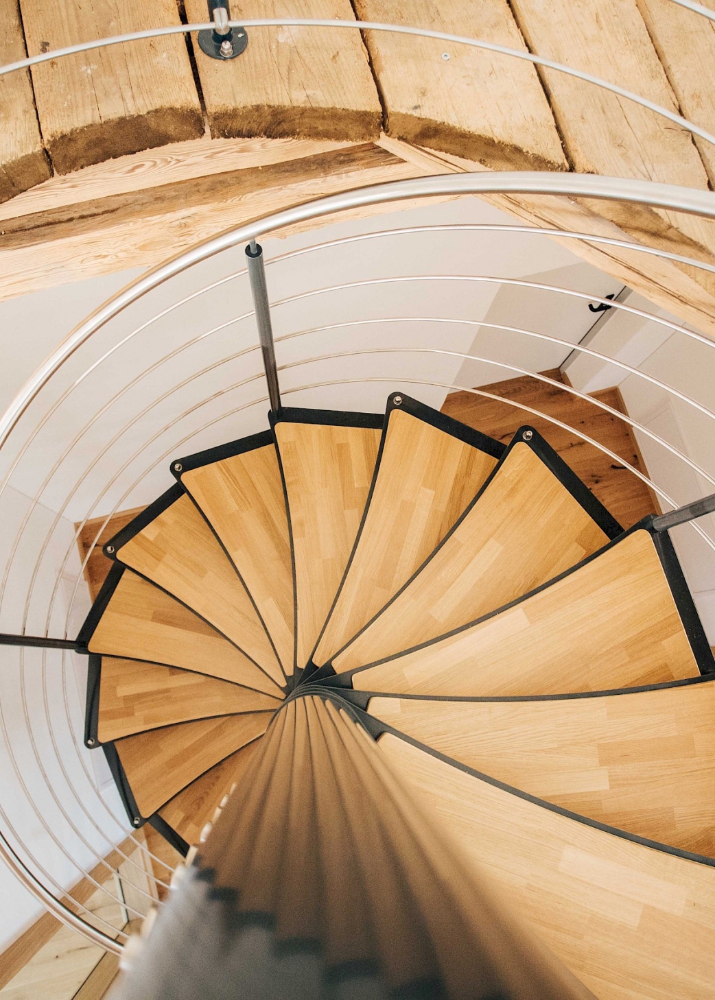 Les planches rustiques forment un contraste intéressant avec le design épuré de l’escalier dont les marches ne sont autres que des lames de sol à l’anglaise.