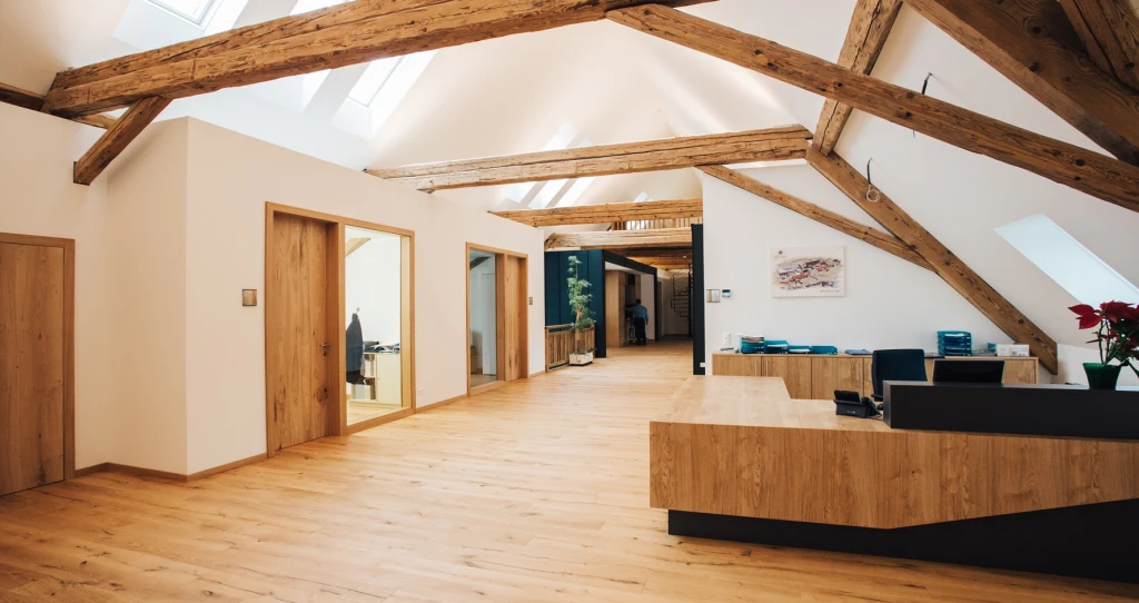 The HARO Plank 1-Strip boards are a real eye catcher in the generously ap-pointed corridor areas