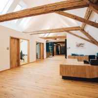 El suelo de 1-lama HARO se convierte en el centro de atención en los amplios pasillos