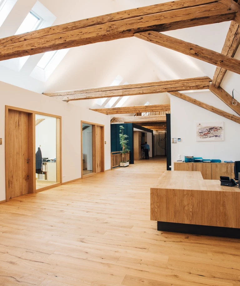 The HARO Plank 1-Strip boards are a real eye catcher in the generously ap-pointed corridor areas