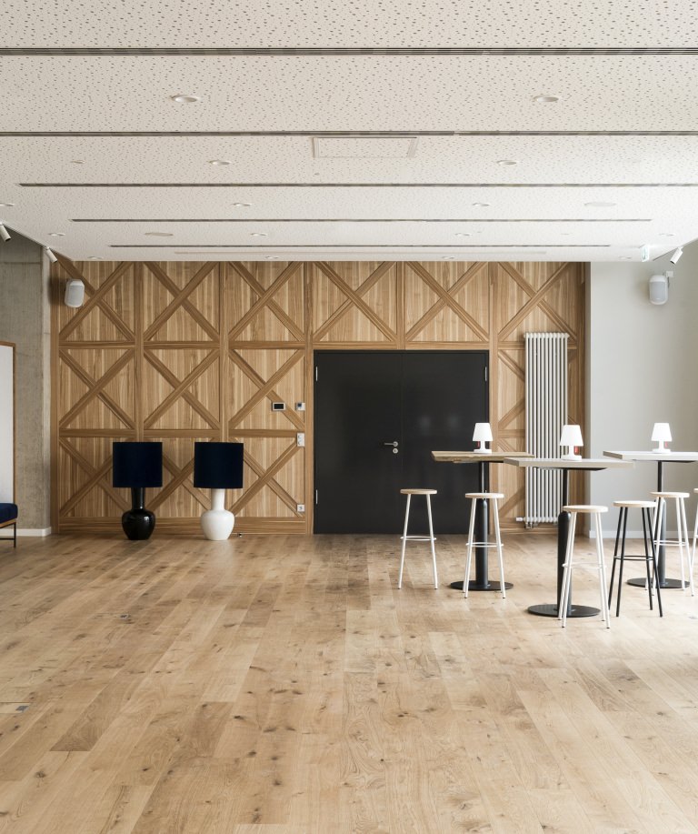 Die Bibliothek präsentiert sich hell und offen mit bodentiefen Fenstern und HARO Landhausdiele Eiche