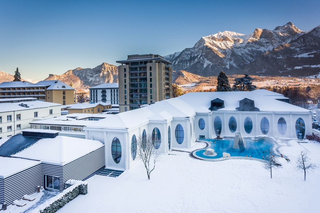 A heavenly location with majestic scenery:  Even the exterior view from the Tamina Therme in Bad Ragaz promises spe-cial wellness pleasure