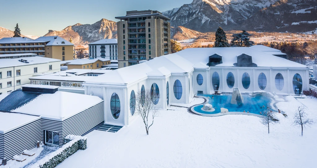 A heavenly location with majestic scenery:  Even the exterior view from the Tamina Therme in Bad Ragaz promises spe-cial wellness pleasure