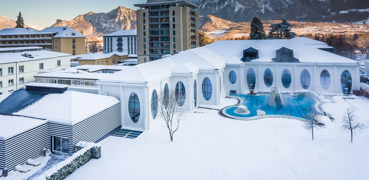 A heavenly location with majestic scenery:  Even the exterior view from the Tamina Therme in Bad Ragaz promises spe-cial wellness pleasure