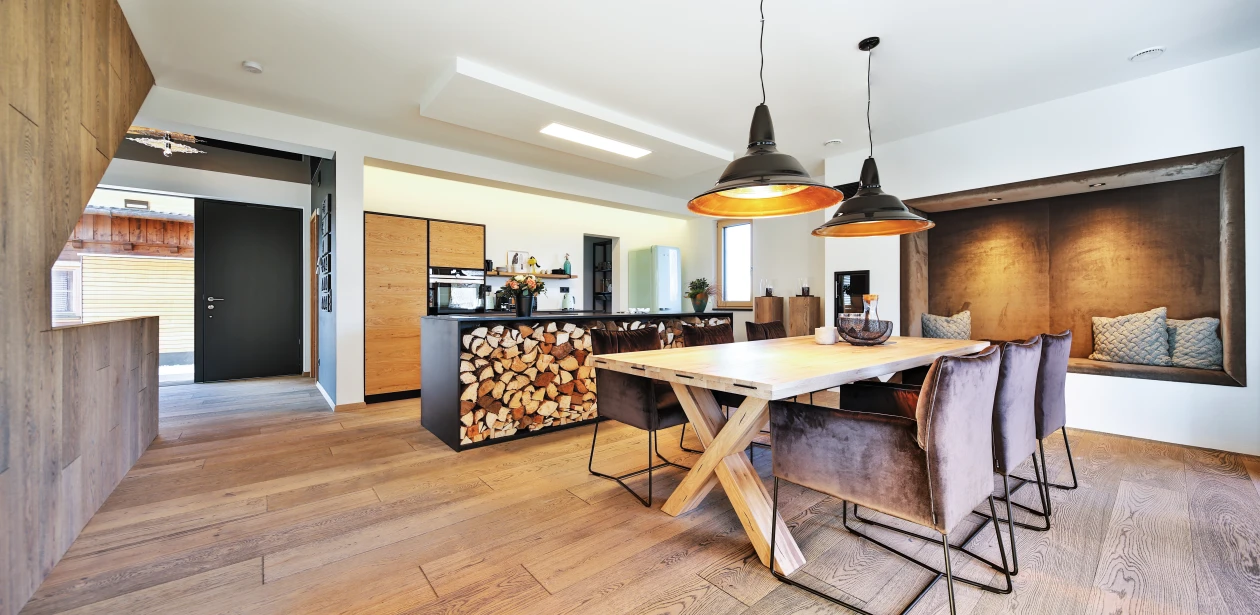 Throughout the interior, the natural look is perfectly staged by the HARO plank 