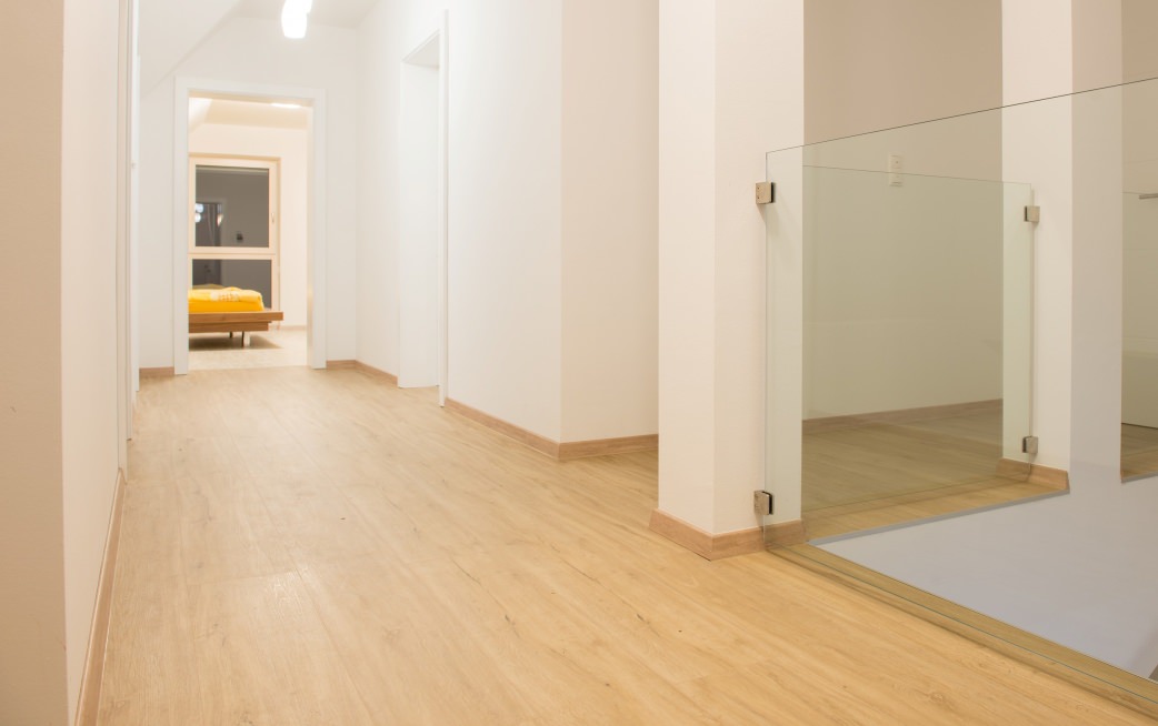 Ein Blick über den Flur ins Schlafzimmer.