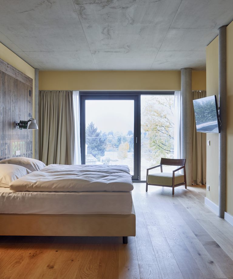 Der naturbelassene Farbton der HARO  Landhausdielen ist ein charakterstarker Blickfang in den Zimmern mit der reduzierten Einrichtung