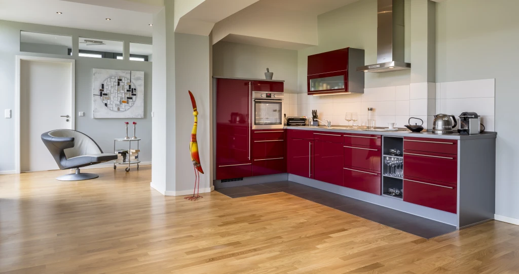 Con su aspecto natural, el parquet de lamas HARO Roble Allegro armoniza perfectamente con la decoración de esta amplia vivienda de estilo moderno.