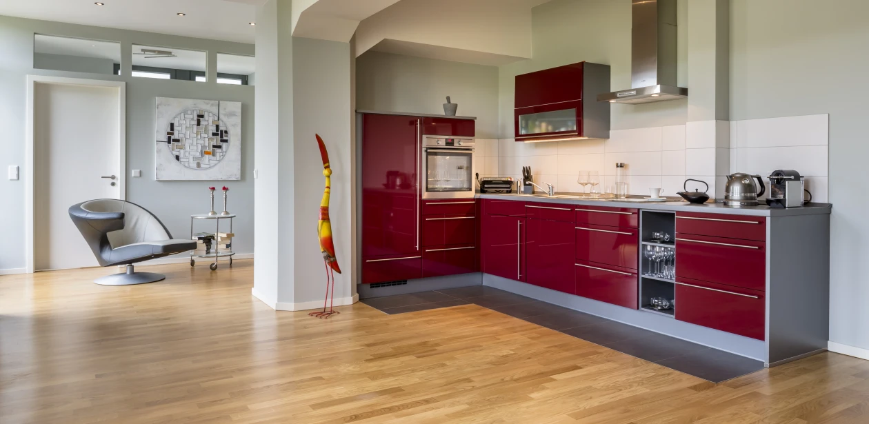 Con su aspecto natural, el parquet de lamas HARO Roble Allegro armoniza perfectamente con la decoración de esta amplia vivienda de estilo moderno.