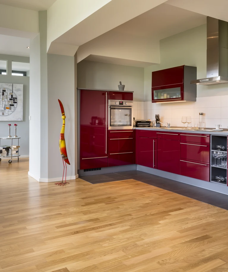 Con su aspecto natural, el parquet de lamas HARO Roble Allegro armoniza perfectamente con la decoración de esta amplia vivienda de estilo moderno.