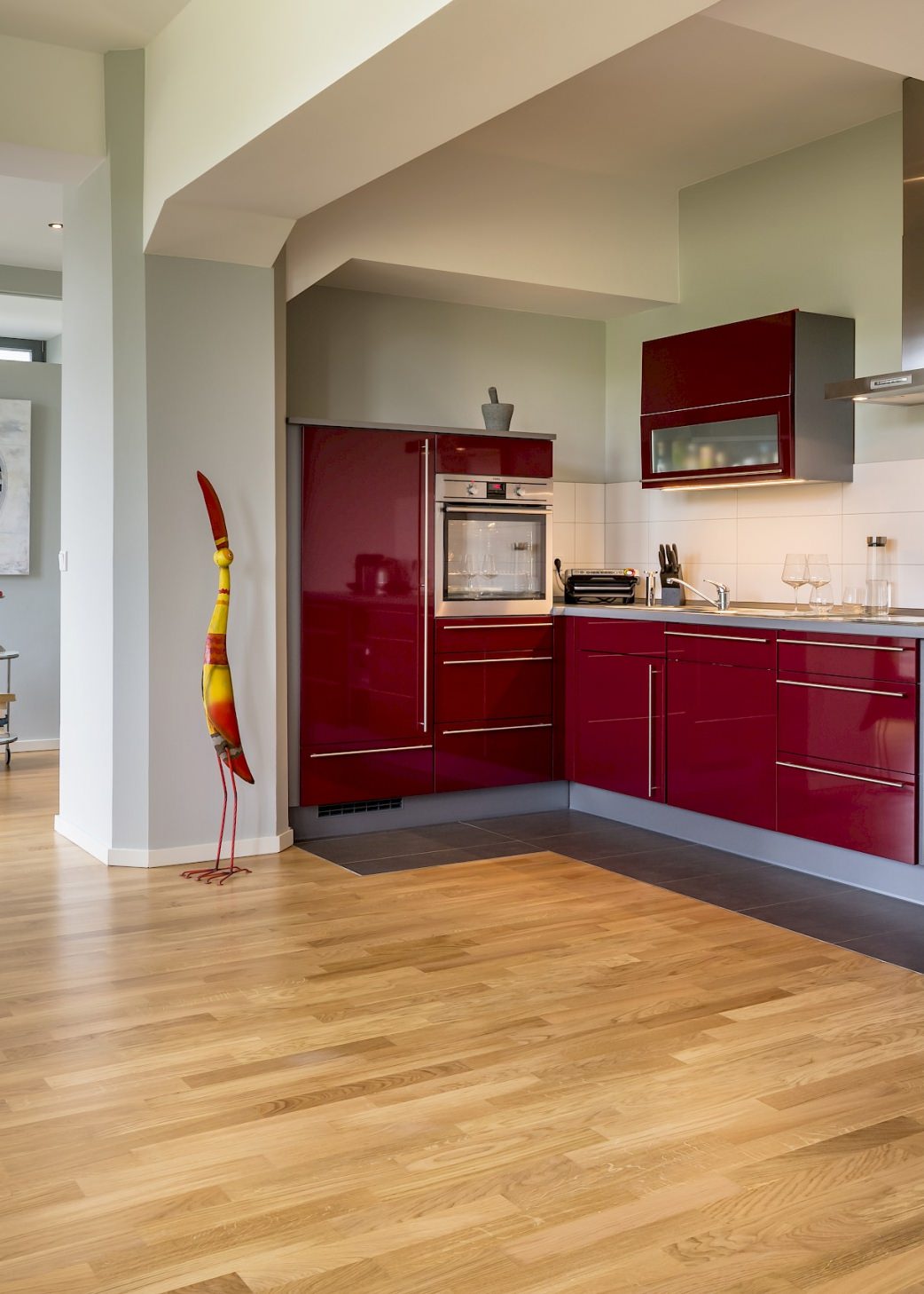 Con su aspecto natural, el parquet de lamas HARO Roble Allegro armoniza perfectamente con la decoración de esta amplia vivienda de estilo moderno.