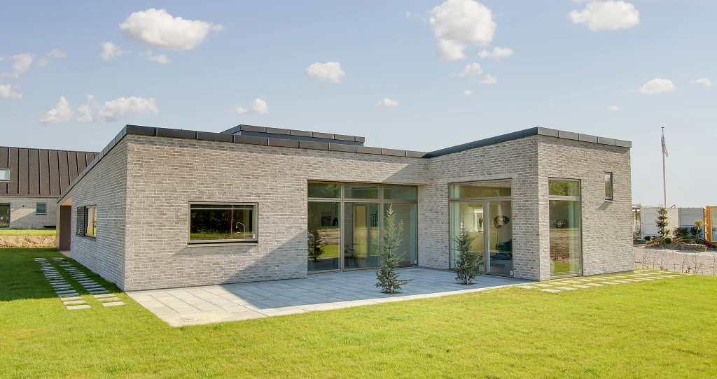 Bereits von außen wirkt das Haus sehr hell und offen.