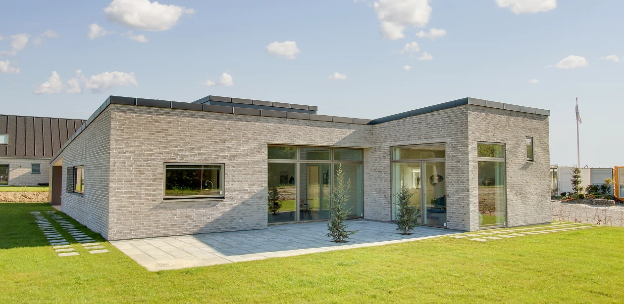 Bereits von außen wirkt das Haus sehr hell und offen.