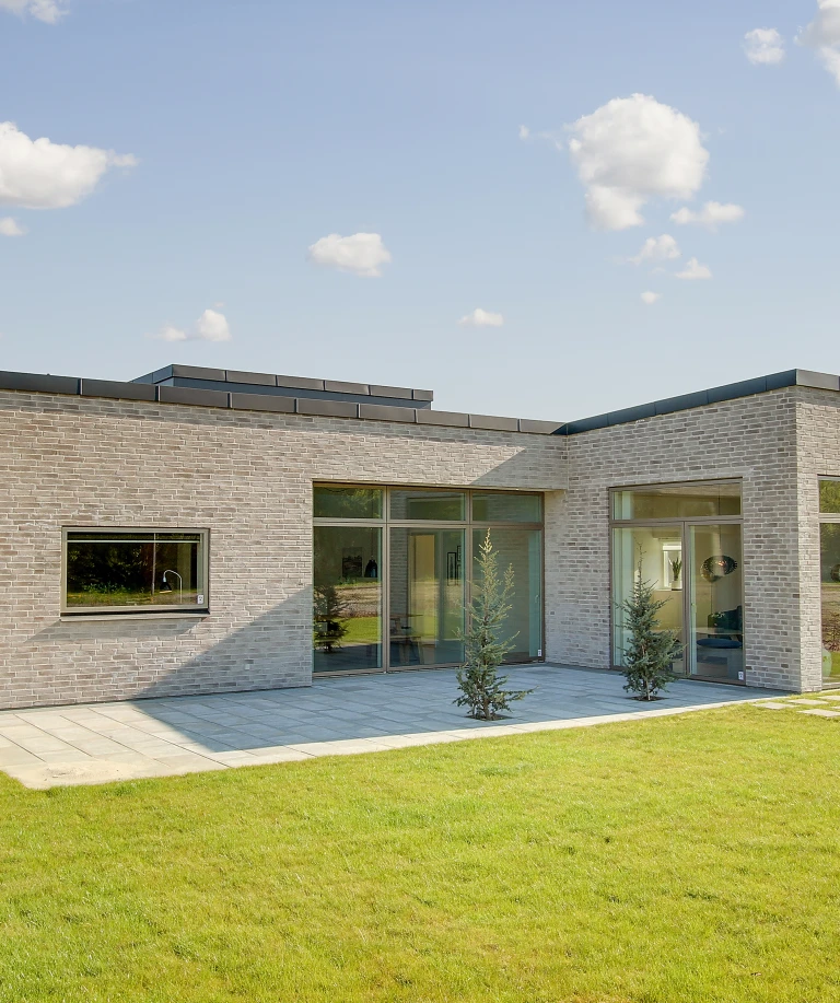 Bereits von außen wirkt das Haus sehr hell und offen.