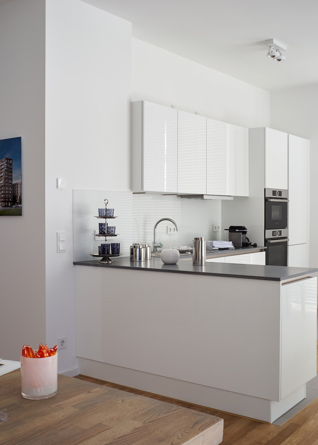 Die offene, lichte Gestaltung der Küchenzeile wird unterstrichen vom durchgehend verlegten HARO Eiche Stab Parkett