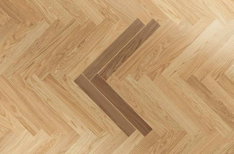 HARO Stabparkett in elegantem Fischgrät-Muster verlegt – zeitlose Ästhetik und hochwertige Handwerkskunst vereint.