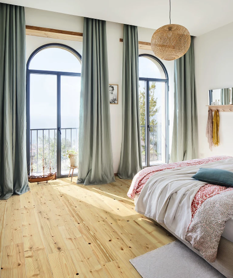 Ein Schlafzimmer mit HARO Parkett aus Tannenholz