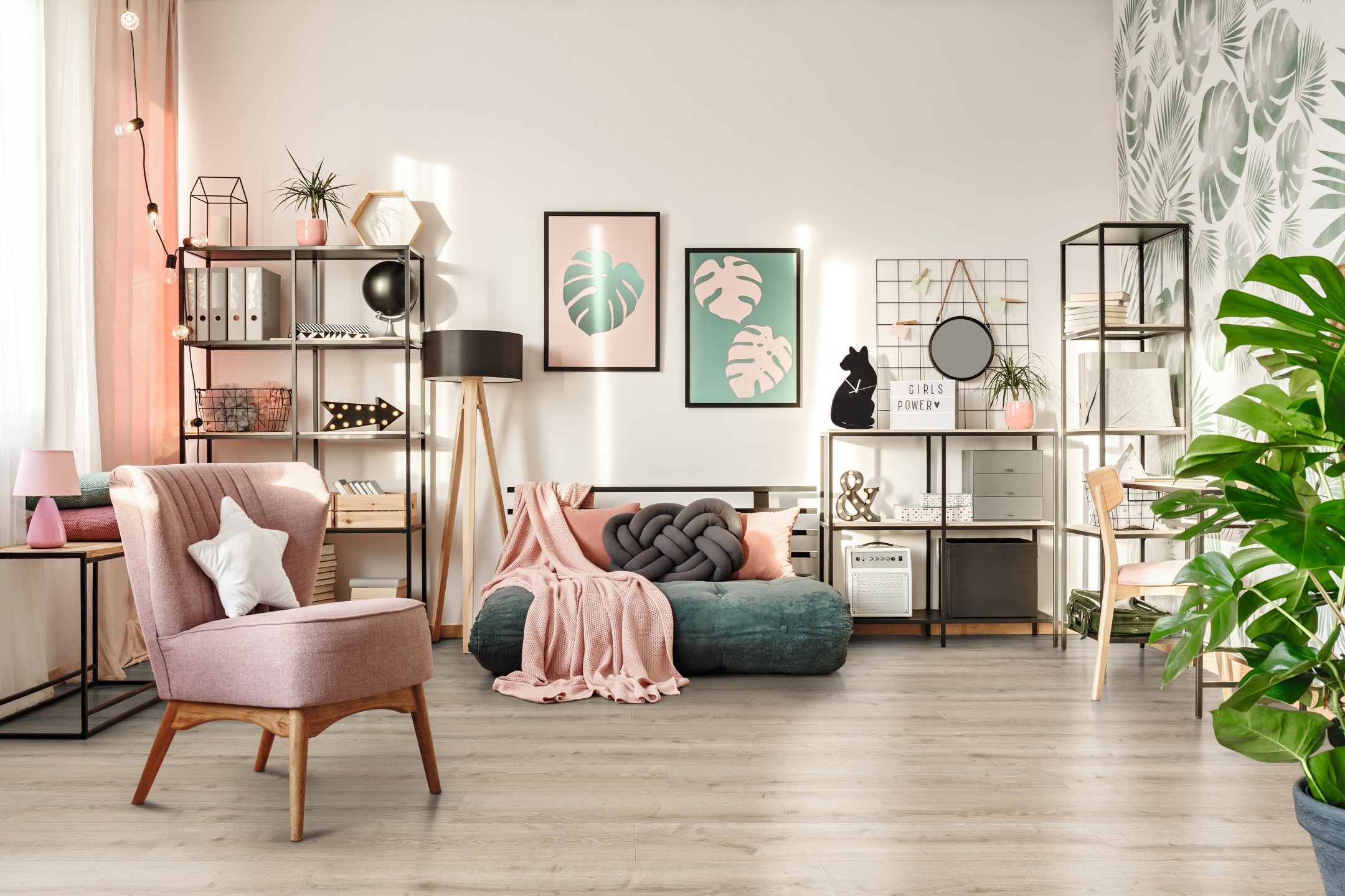 Verspielt eingerichtetes Wohnzimmer mit hellbraunem HARO Designboden. Die liebevolle Verwendung von Pastellfarben verleiht dem Raum eine frische, sanfte und harmonische Atmosphäre.