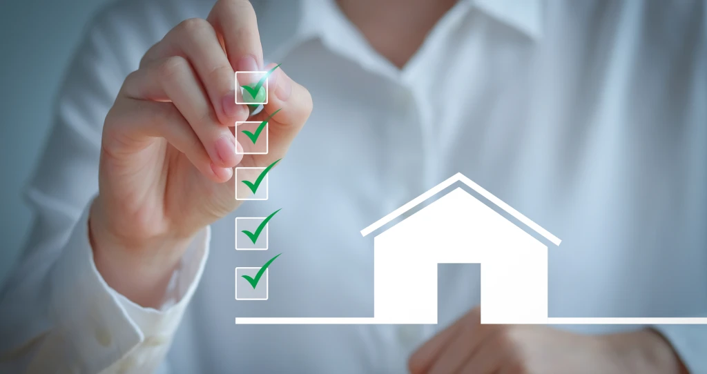 Eine Person hakt eine imaginäre Checkliste ab, daneben ein stilisiertes Haus als Piktogramm – symbolisch für Planungssicherheit, Qualitätskontrolle und den Weg zum perfekten Zuhause.