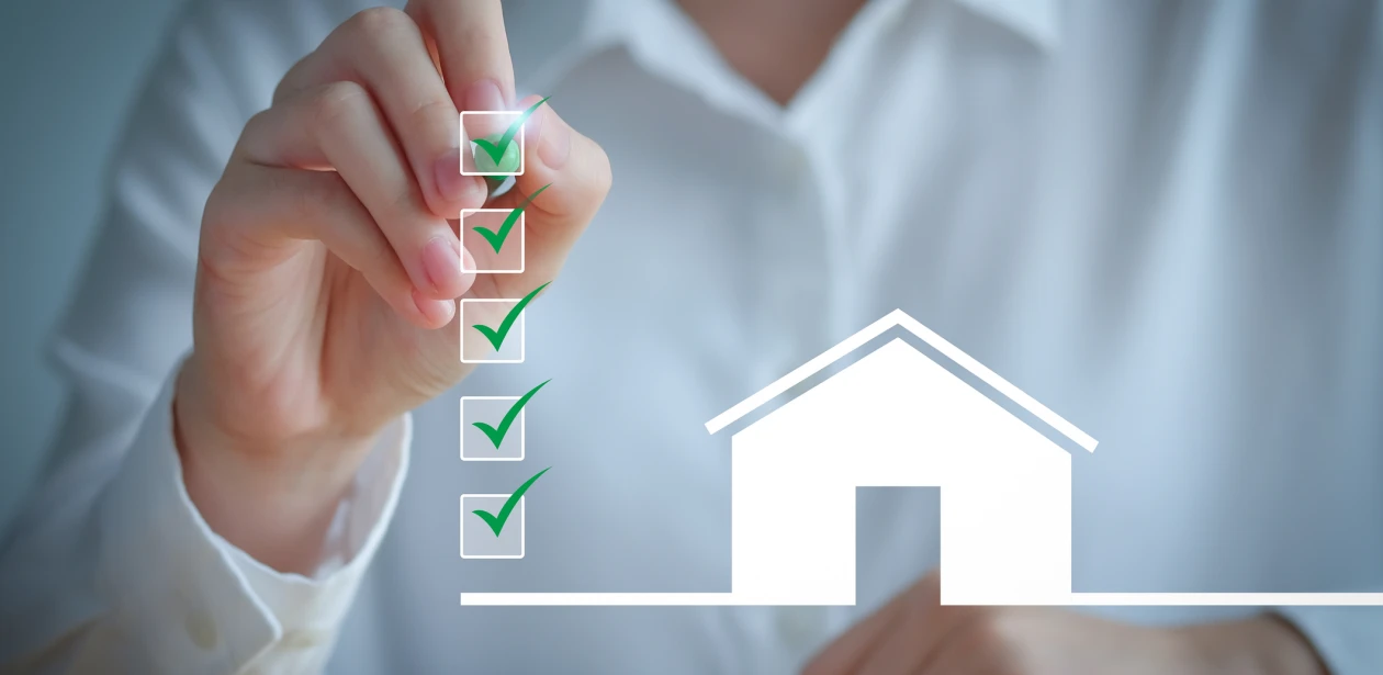 Eine Person hakt eine imaginäre Checkliste ab, daneben ein stilisiertes Haus als Piktogramm – symbolisch für Planungssicherheit, Qualitätskontrolle und den Weg zum perfekten Zuhause.