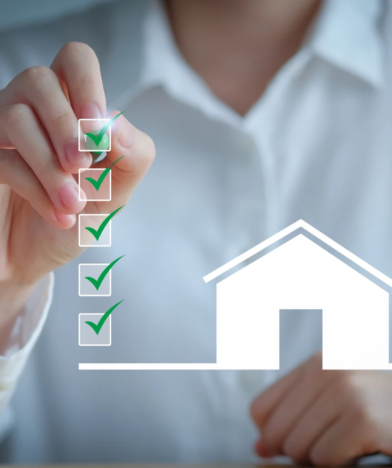Eine Person hakt eine imaginäre Checkliste ab, daneben ein stilisiertes Haus als Piktogramm – symbolisch für Planungssicherheit, Qualitätskontrolle und den Weg zum perfekten Zuhause.