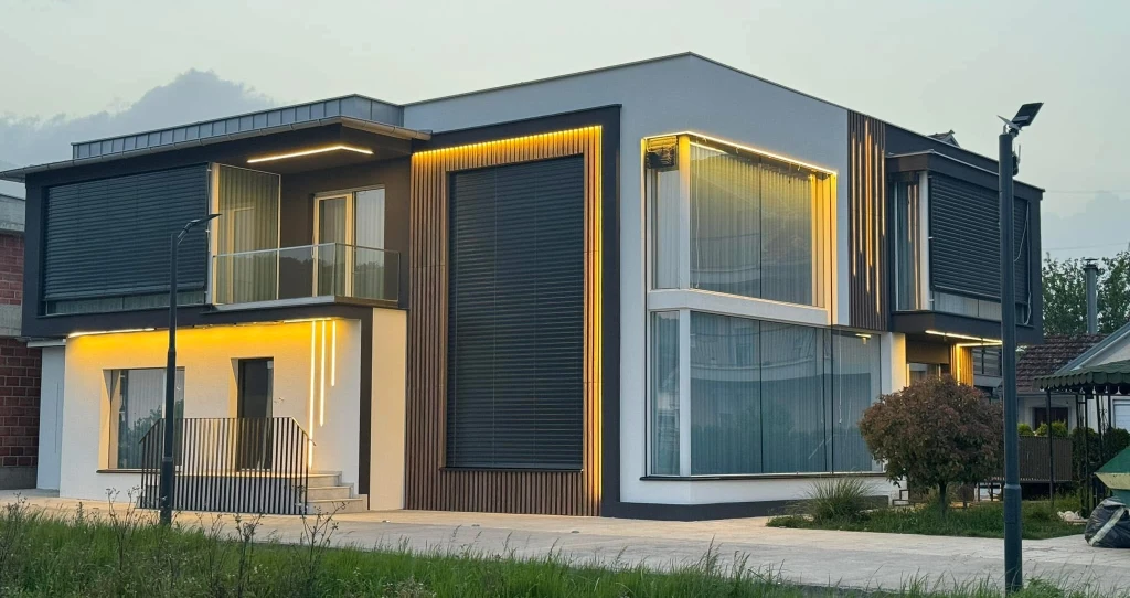 Denne moderne villa ved bredden af Ohridsøen blev opført i 2024 og kombinerer moderne arkitektur med naturlige materialer samt et åbent boligkoncept i de indendørs rum.