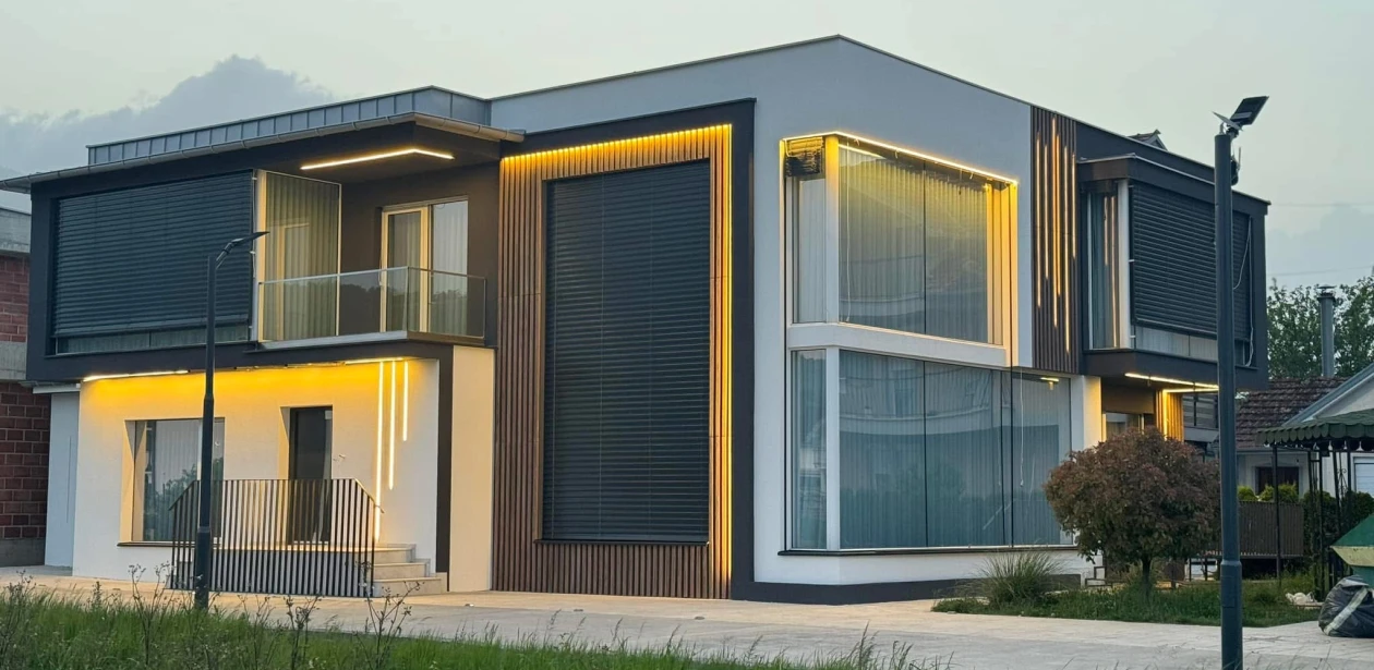 Denne moderne villa ved bredden af Ohridsøen blev opført i 2024 og kombinerer moderne arkitektur med naturlige materialer samt et åbent boligkoncept i de indendørs rum.