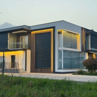 Esta moderna villa a orillas del lago Ohrid, construida en 2024, combina una arquitectura moderna con materiales naturales y un concepto de vida diáfano en el interior.