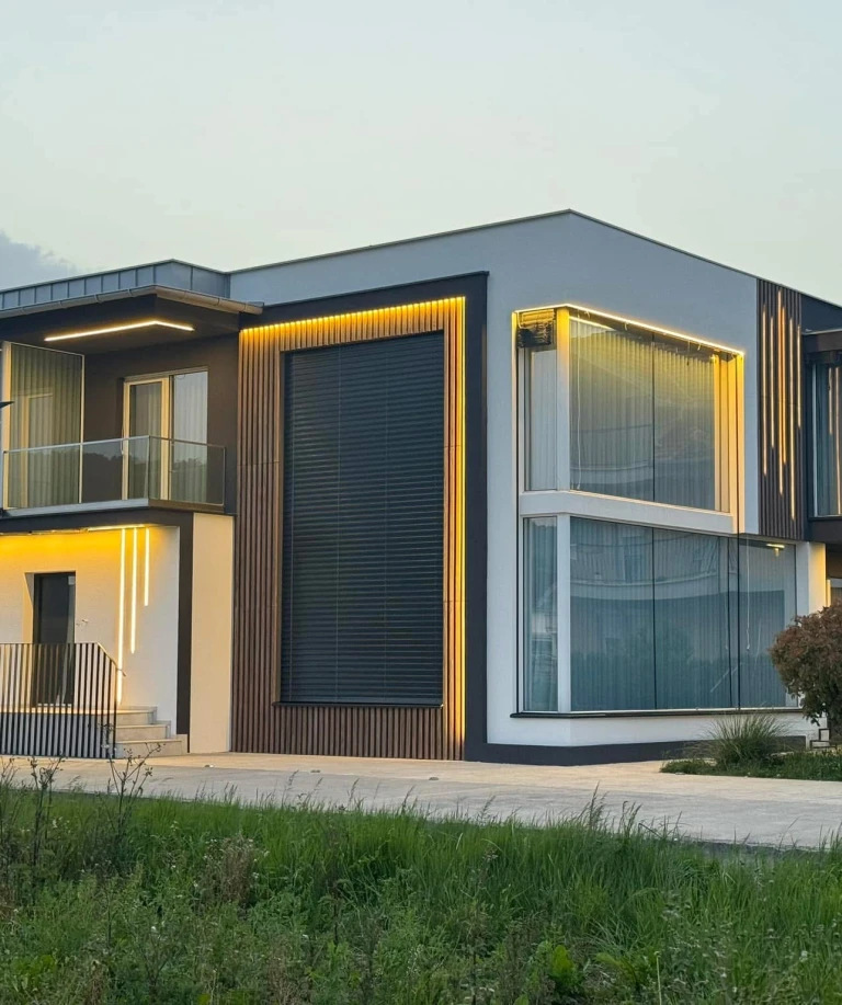 Denne moderne villa ved bredden af Ohridsøen blev opført i 2024 og kombinerer moderne arkitektur med naturlige materialer samt et åbent boligkoncept i de indendørs rum.