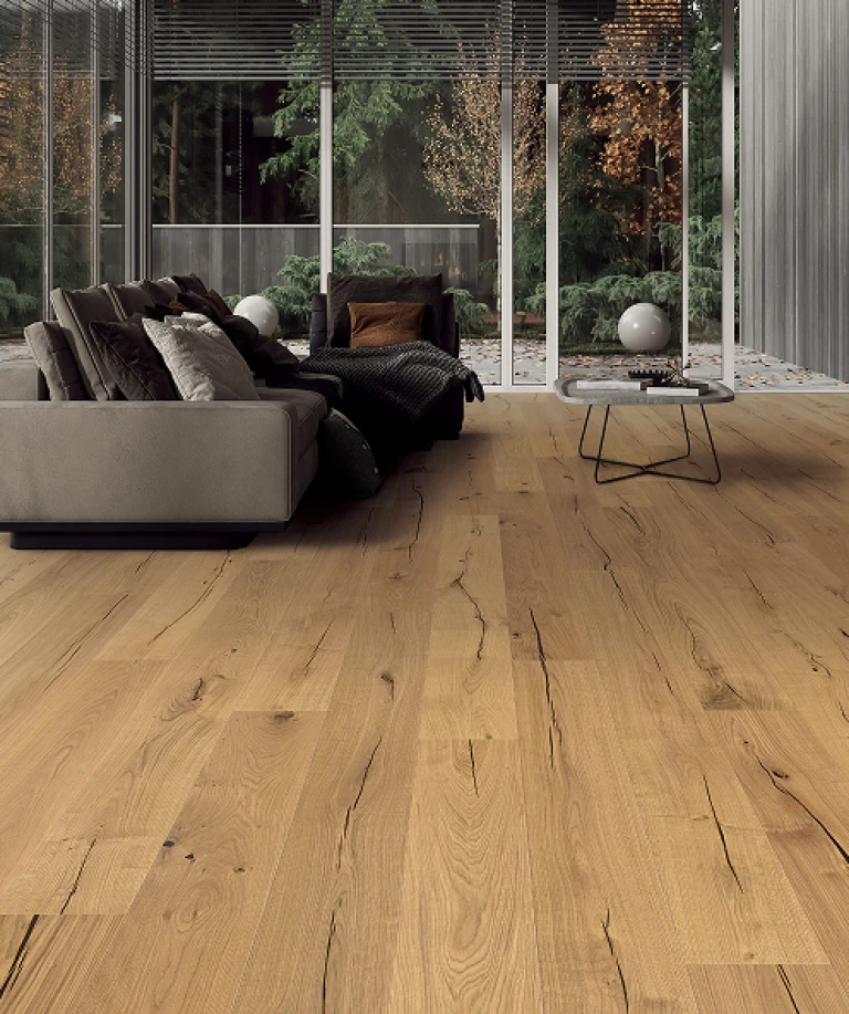 En moderne stue med lyst HARO parketgulv; et 