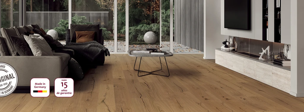 Un salón moderno con parquet HARO de color claro; en la esquina inferior izquierda se puede ver un sello 