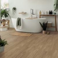Cuarto de baño moderno con suelo « DISANO » con aspecto de roble y bañera independiente.