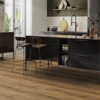 Moderne køkken med laminatgulv i egetræslook og køkkenø.