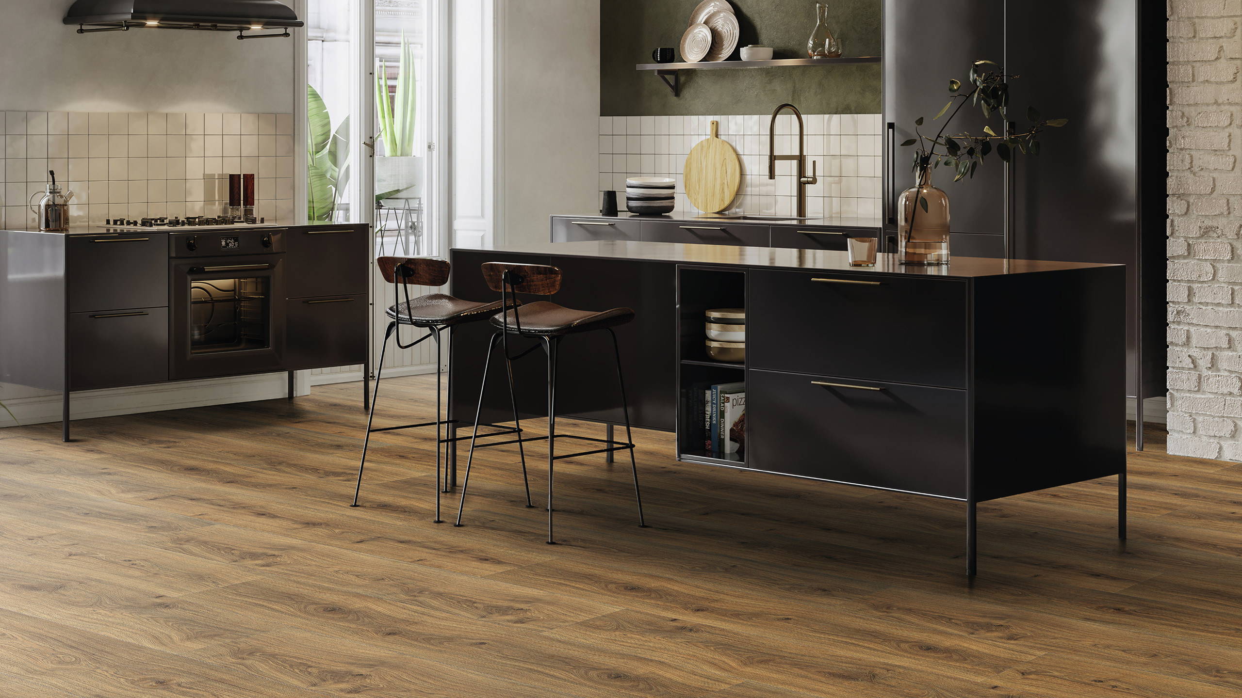 Moderne køkken med laminatgulv i egetræslook og køkkenø.